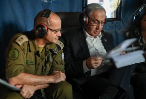 Prime Minister Benjamin Netanyahu and the military secretary are in a helicopter on their way to assess the security situation. Photo: Maayan Tuaf, Government Press Office