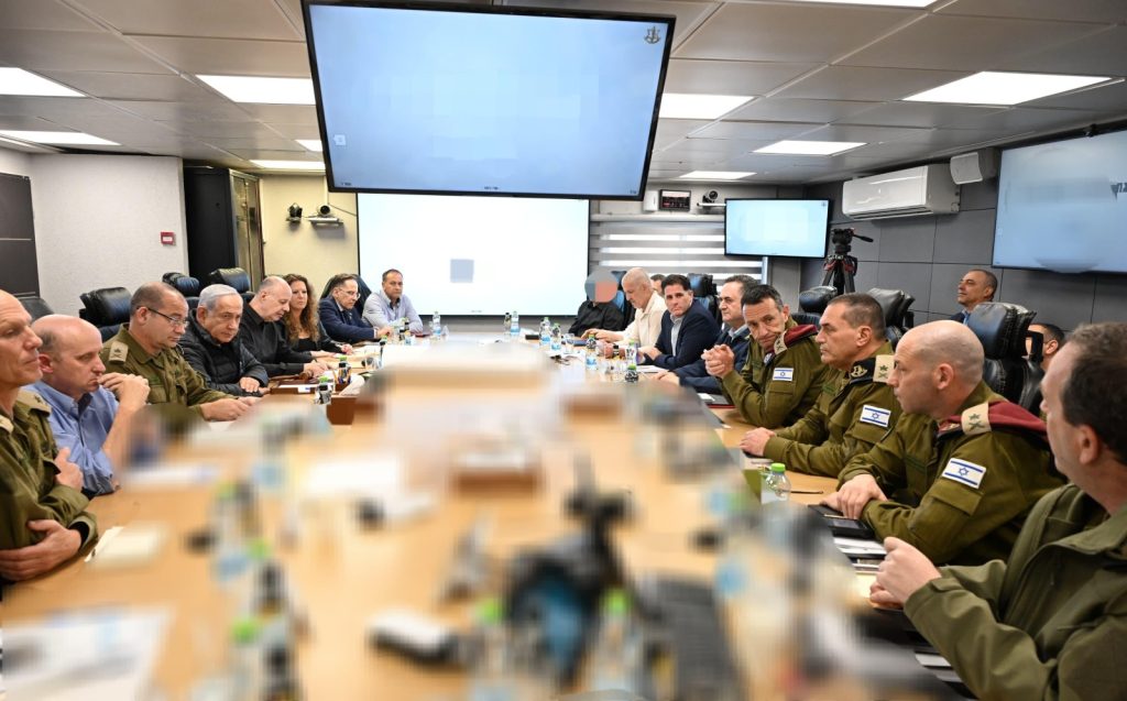 NETANYAHU @ SOUTH COMMAND Photo by: Haim Zach (GPO)