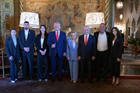 Prime Minister Benjamin Netanyahu shaking hands with US President Donald Trump at the entrance to Mar-a-Lago.