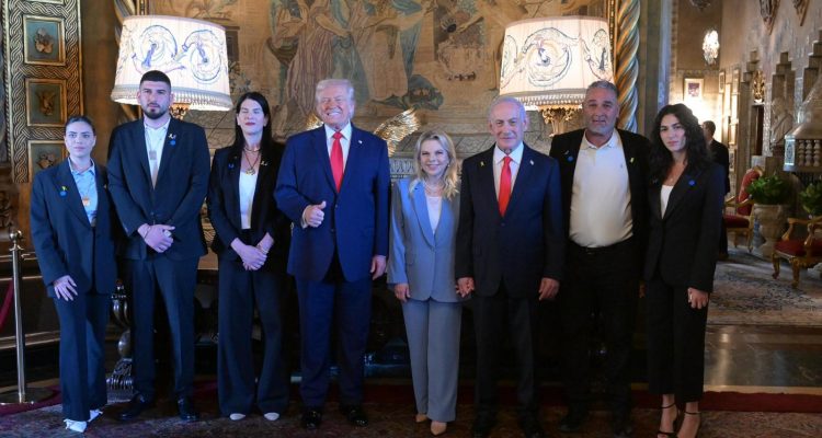 Prime Minister Benjamin Netanyahu shaking hands with US President Donald Trump at the entrance to Mar-a-Lago.